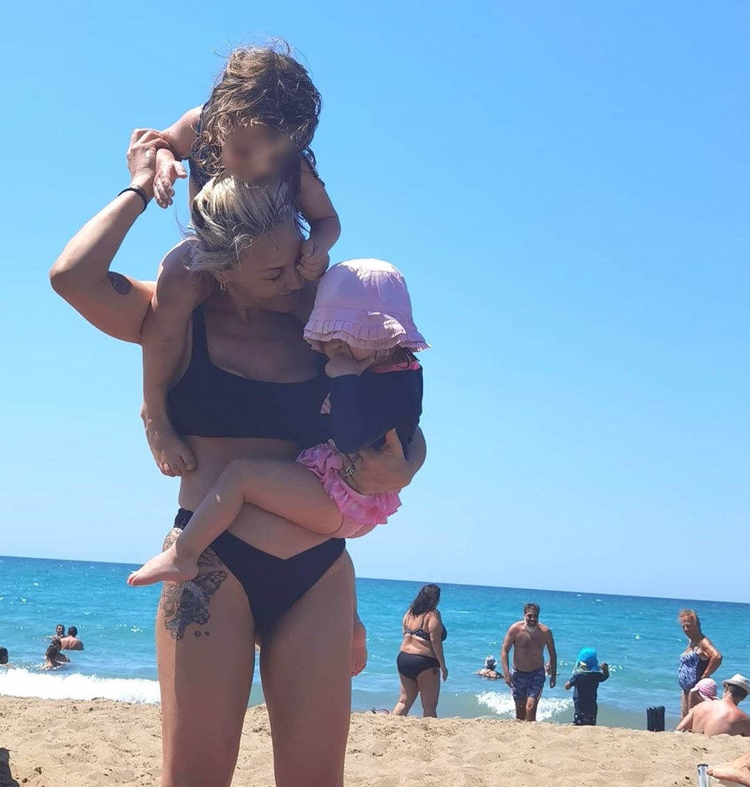 Πηνελόπη Αναστασοπούλου: Στη θάλασσα με τις κόρες της- Ευτυχισμένη μαμά και κορμάρα! (εικόνες)