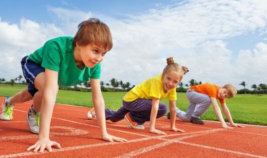 Κορωνοϊός: Παιδίατρος απαντά στους γονείς αν πρέπει να γράψουν τα παιδιά τους σε αθλητικές δραστηριότητες