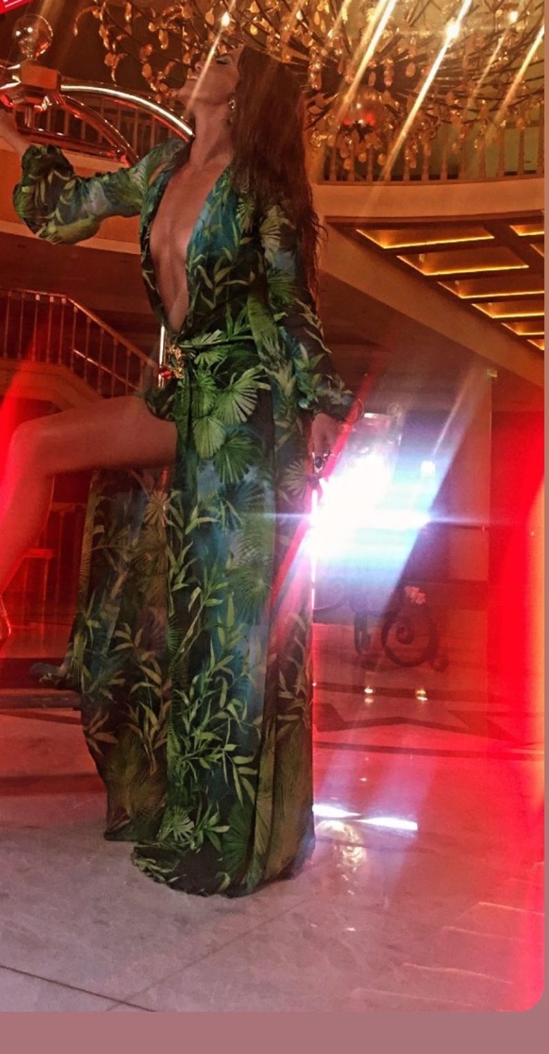 Εντυπωσιακή η Κατερίνα Στικούδη: Φόρεσε το εμβληματικό, εξωτικό φόρεμα της Τζένιφερ Λόπεζ! (εικόνες)