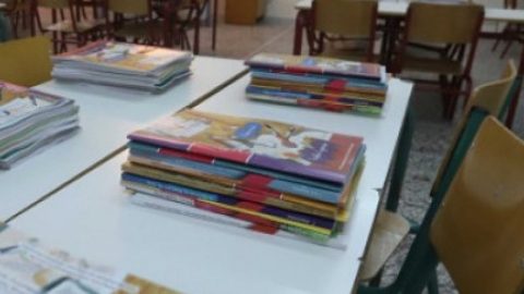 Απίστευτο αλλά ελληνικό: Μοίρασαν βιβλία σε παιδιά Δημοτικού με περιτύλιγμα για αυξητική στήθους! (εικόνες)