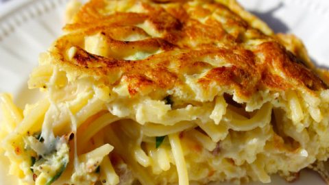Σου περίσσεψαν τα μακαρόνια; Φτιάξε pasta frittata! Η ιταλική συνταγή που θα λατρέψεις