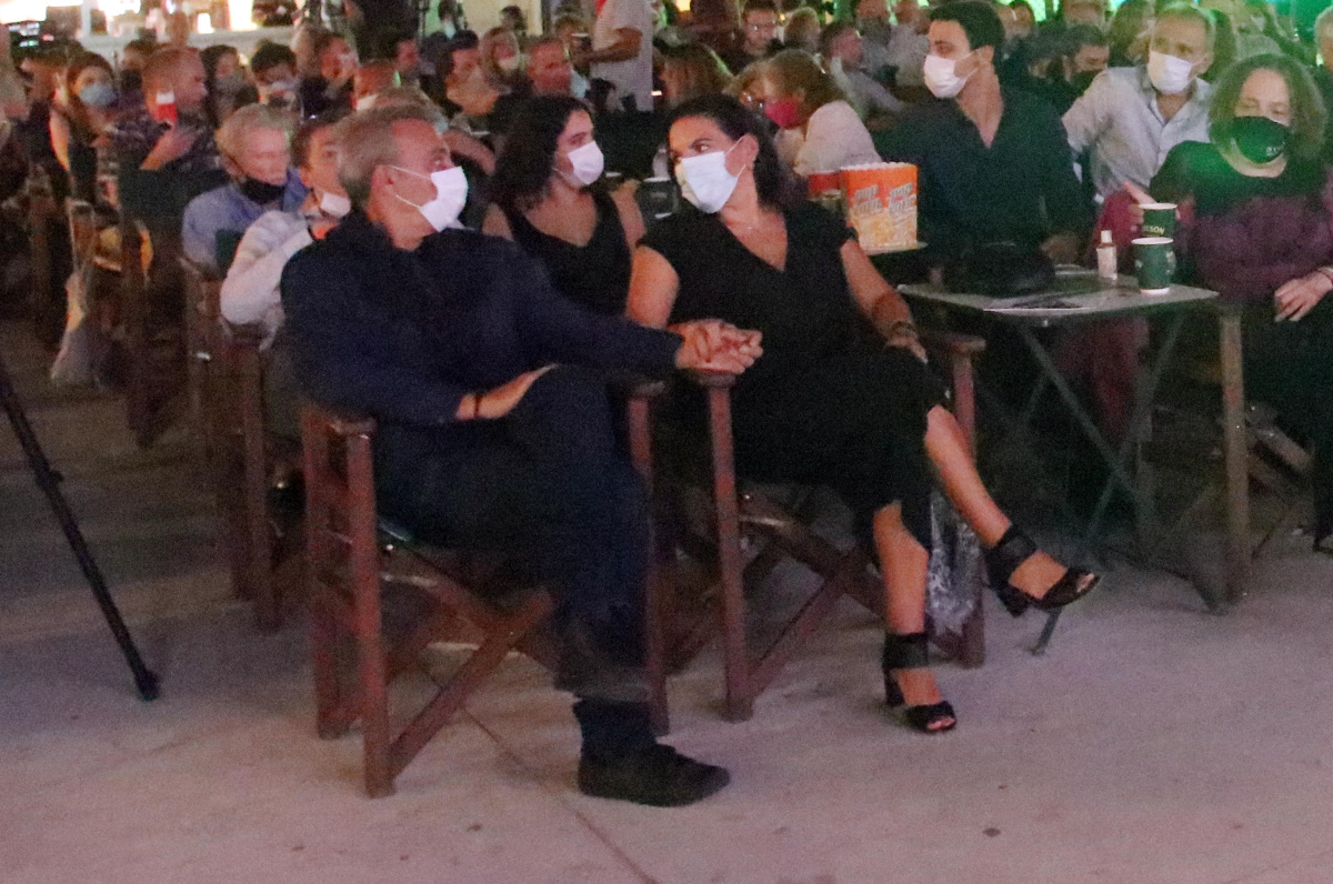 Φουλ ερωτευμένοι: Η Όλγα Κεφαλογιάννη και ο Μίνωας Μάτσας σε παράσταση πιασμένοι χέρι χέρι! (εικόνες)