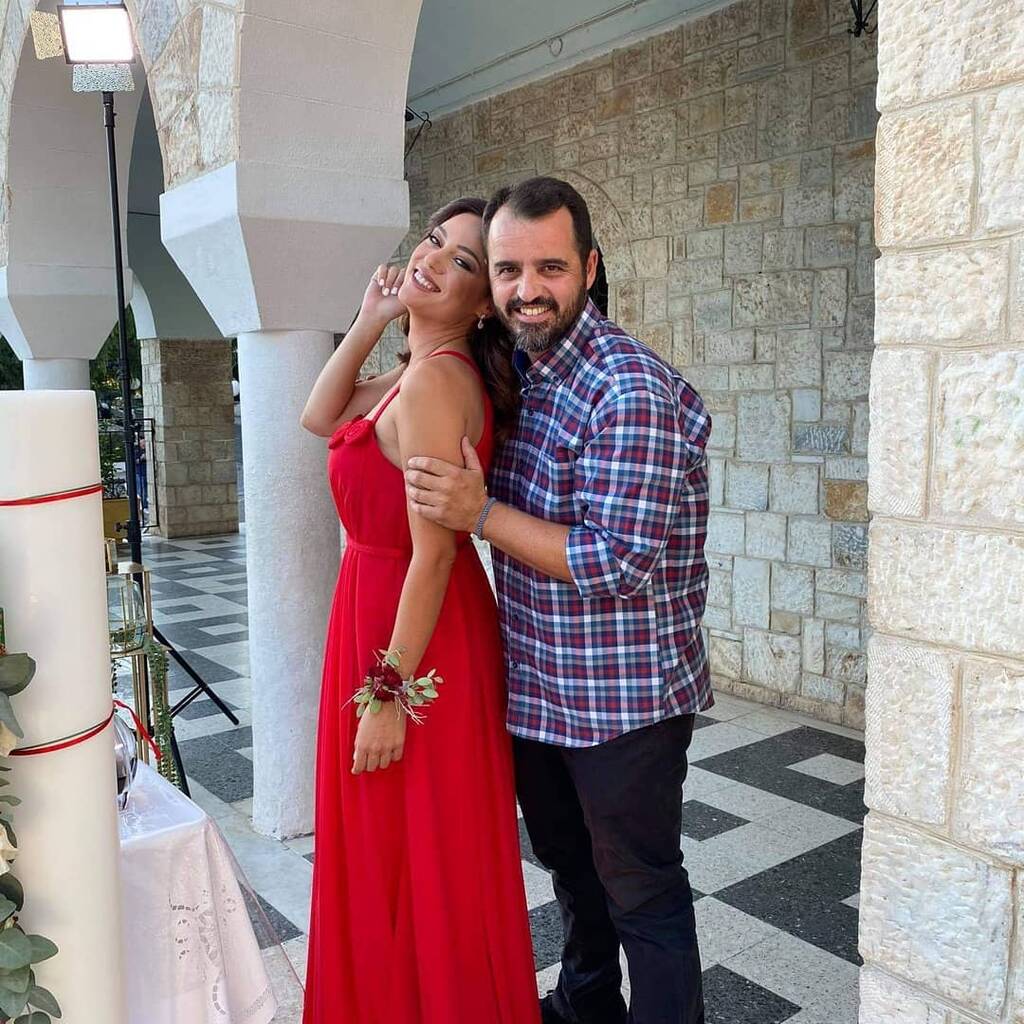 H Μπάγια Αντωνοπούλου έγινε κουμπάρα με υπέροχο κατακόκκινο φόρεμα που είχε ράψει η μαμά της! (εικόνες)