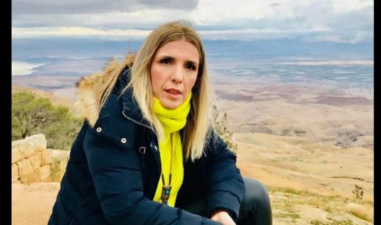 Συγκινεί η Ρένα Κουβελιώτη: Η δημοσιογράφος που πάσχει από «συρρίκνωση εγκεφάλου» μιλά για αυτό