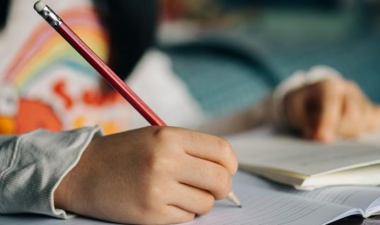 Σοβαρός λόγος: Έρευνα δείχνει γιατί είναι αναγκαίο τα παιδιά να γράφουν με το χέρι κι όχι με το πληκτρολόγιο