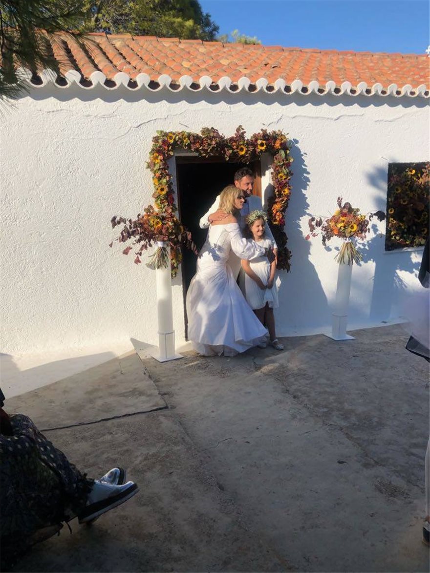 Η Ελεωνόρα Ζουγανέλη μόλις παντρεύτηκε! Έφτασε στην εκκλησία με καΐκι (εικόνες)