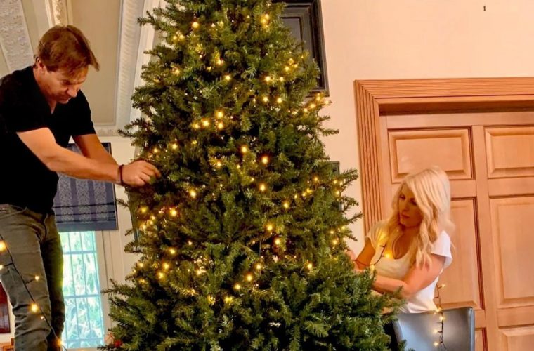Ελένη Μενεγάκη: Στόλισε με τον Παντζόπουλο το τεράστιο χριστουγεννιάτικο δέντρο τους! (εικόνες)
