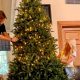 Ελένη Μενεγάκη: Στόλισε με τον Παντζόπουλο το τεράστιο χριστουγεννιάτικο δέντρο τους! (εικόνες)