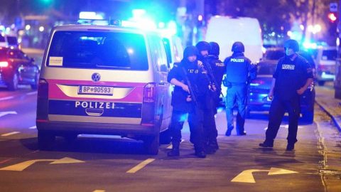 «Εφιαλτική» νύχτα στη Βιέννη- Δέχθηκε τρομοκρατική επίθεση σε έξι διαφορετικά σημεία (εικόνες)