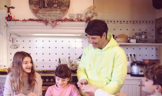 Σάκης Ρουβάς: Ξεκίνησε να φτιάξει μπισκότα με τα παιδιά του και δείτε που κατέληξε! (εικόνα)