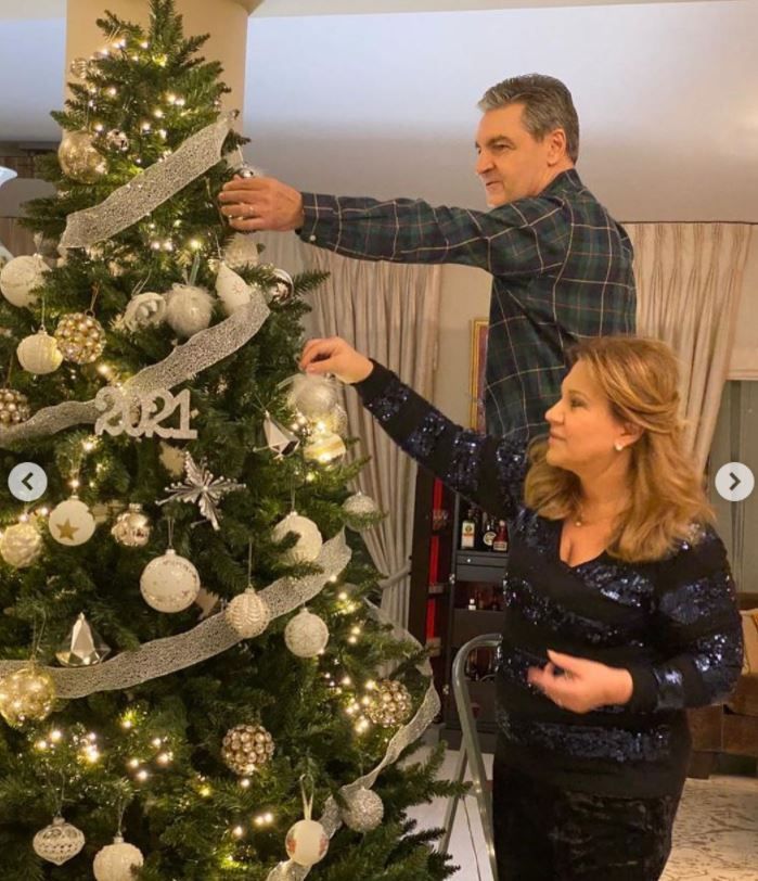 Δέσποινα Μοιραράκη: Μας δείχνει το πανύψηλο χριστουγεννιάτικο δέντρο της μέσα στο τεράστιο σαλόνι της! (εικόνες)