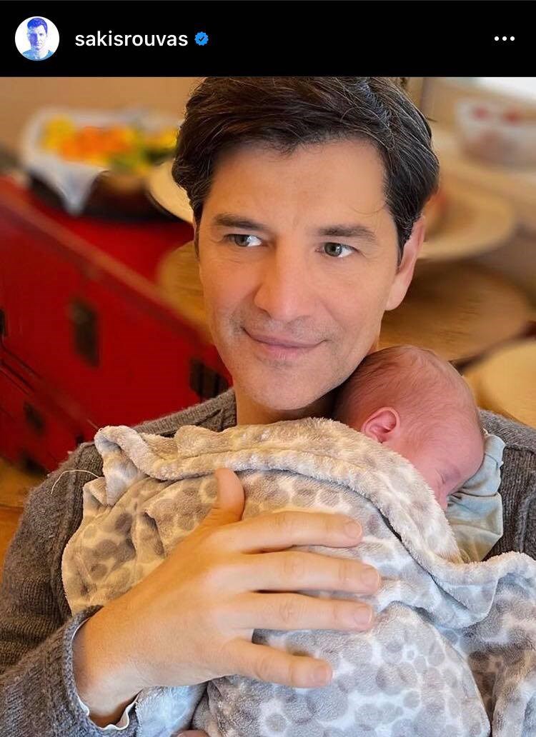 Ό,τι πιο γλυκό θα δεις σήμερα: Ο Σάκης Ρουβάς αγκαλιά με τον νεογέννητο ανιψιό του! (εικόνα)