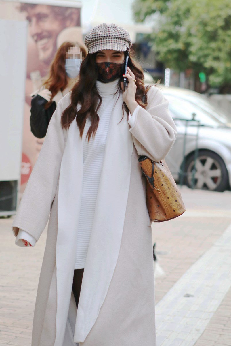 Χριστίνα Μπόμπα: Βόλτα στο κέντρο με φουσκωμένη κοιλίτσα! (εικόνες)