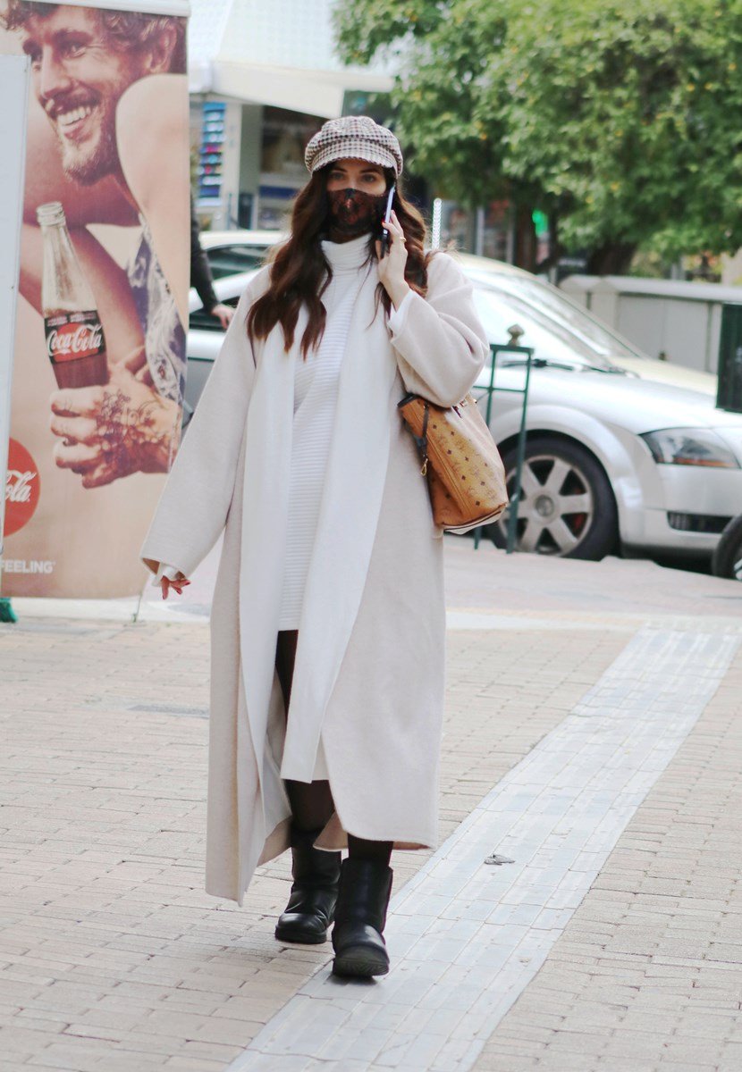 Χριστίνα Μπόμπα: Βόλτα στο κέντρο με φουσκωμένη κοιλίτσα! (εικόνες)