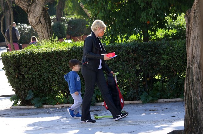 Ο ορισμός της κλασικής Ελληνίδας μάνας: Η Σία Κοσιώνη σε βόλτα με τον γιο της και το ταπεράκι στο χέρι! (εικόνες)