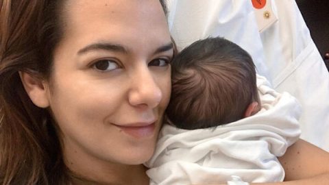 H Νικολέττα Ράλλη μας δείχνει για πρώτη φορά την 8 μηνών κόρη της και εμείς λατρέψαμε τα μάγουλά της! (εικόνα)