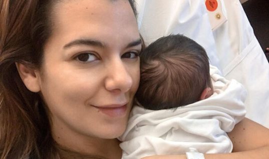 H Νικολέττα Ράλλη μας δείχνει για πρώτη φορά την 8 μηνών κόρη της και εμείς λατρέψαμε τα μάγουλά της! (εικόνα)