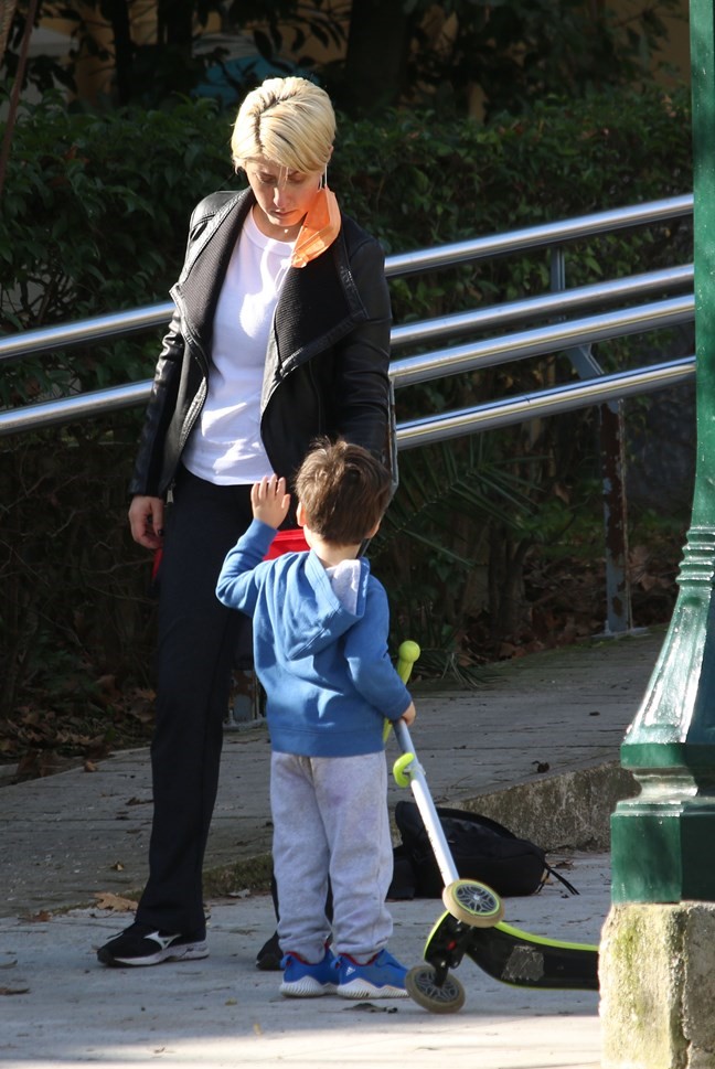 Ο ορισμός της κλασικής Ελληνίδας μάνας: Η Σία Κοσιώνη σε βόλτα με τον γιο της και το ταπεράκι στο χέρι! (εικόνες)