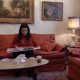 Ζωζώ Σαπουντζάκη: Μέσα στο υπέροχο σπίτι της στην Αρεοπαγίτου! Κυριαρχούν τα έντονα χρώματα και τα πορτρέτα (εικόνες)