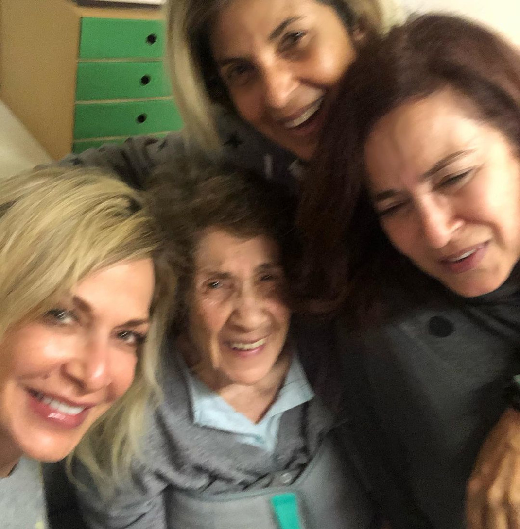 Άννα Βίσση: Οι αγαπησιάρικες φωτογραφίες με τις αδερφές της στα γενέθλια της μητέρας τους!