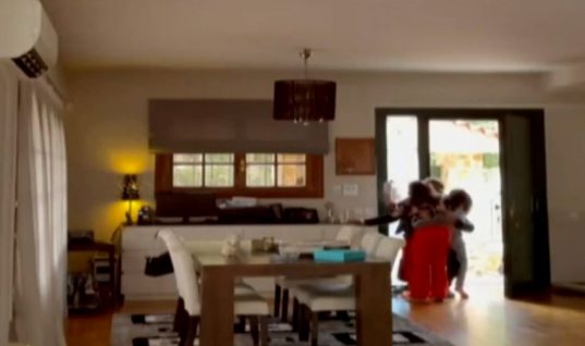 Απίθανο βίντεο: Ο Πάνος Καλίδης επέστρεψε σπίτι και τα παιδιά του τον υποδέχτηκαν με αγκαλιές και ουρλιαχτά!