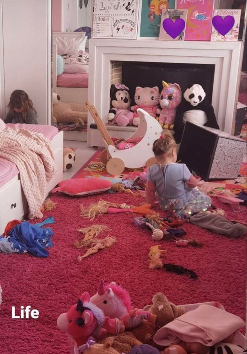 Πηνελόπη Αναστασοπούλου: Η φωτογραφία με τις κόρες της μέσα στο «βομβαρδισμένο» παιδικό δωμάτιο! (εικόνα)