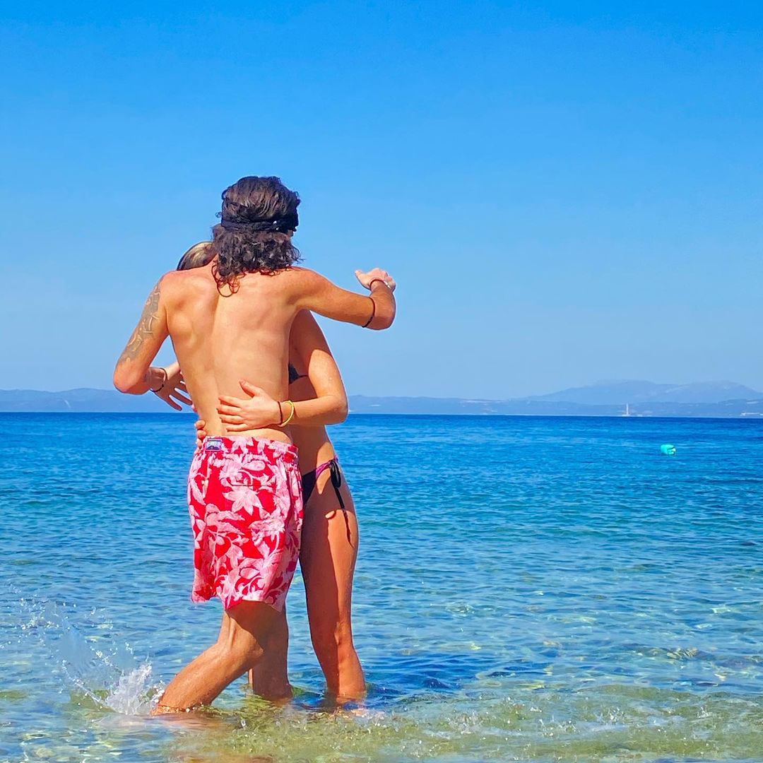 Άγγελος Λάτσιος: Παιχνίδια στη θάλασσα με τη φίλη του! (εικόνες)