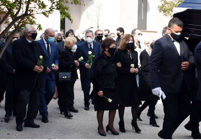 Τάκης Βουγιουκλάκης: Συντετριμμένη η Έφη Πίκουλα στην κηδεία του συζύγου της