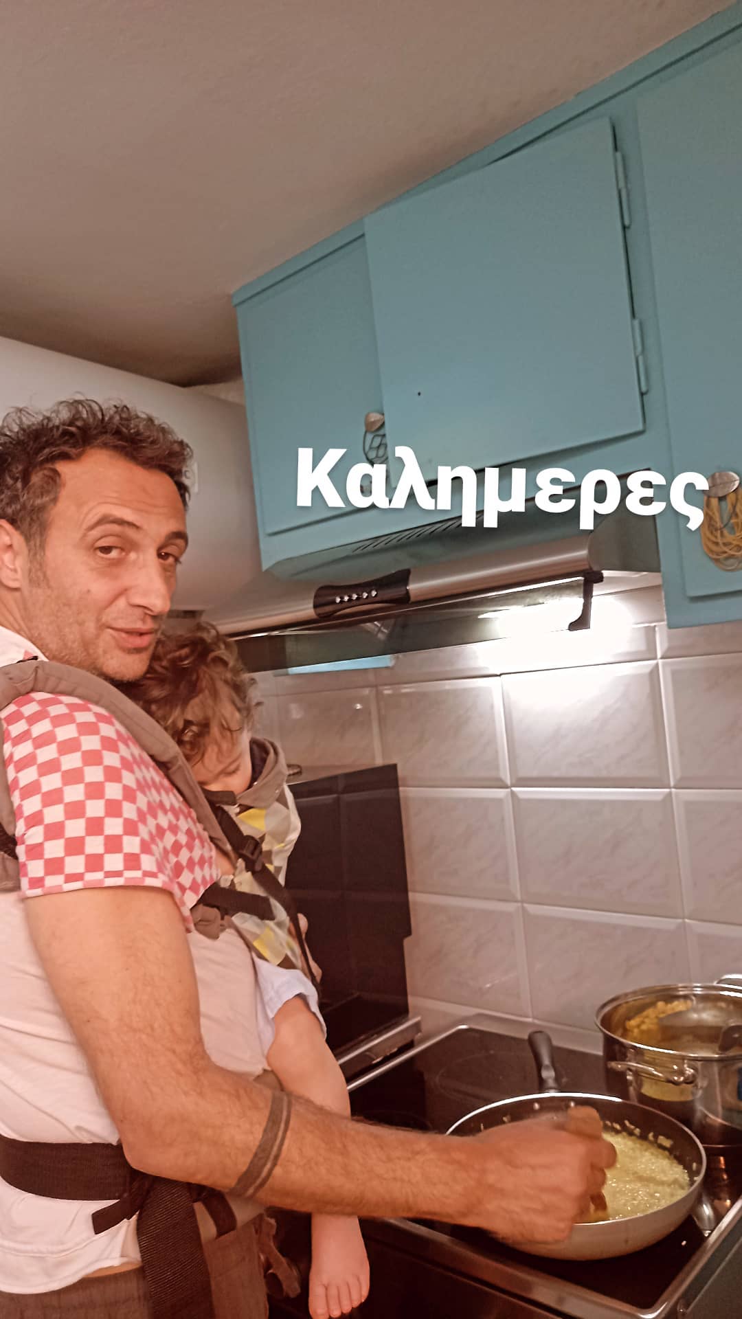 Βαγγέλης Αλεξανδρής: Ο «Κυριάκος Βαμβακάς» φωτογραφίζεται με τον ενός έτους γιο του! (εικόνα)