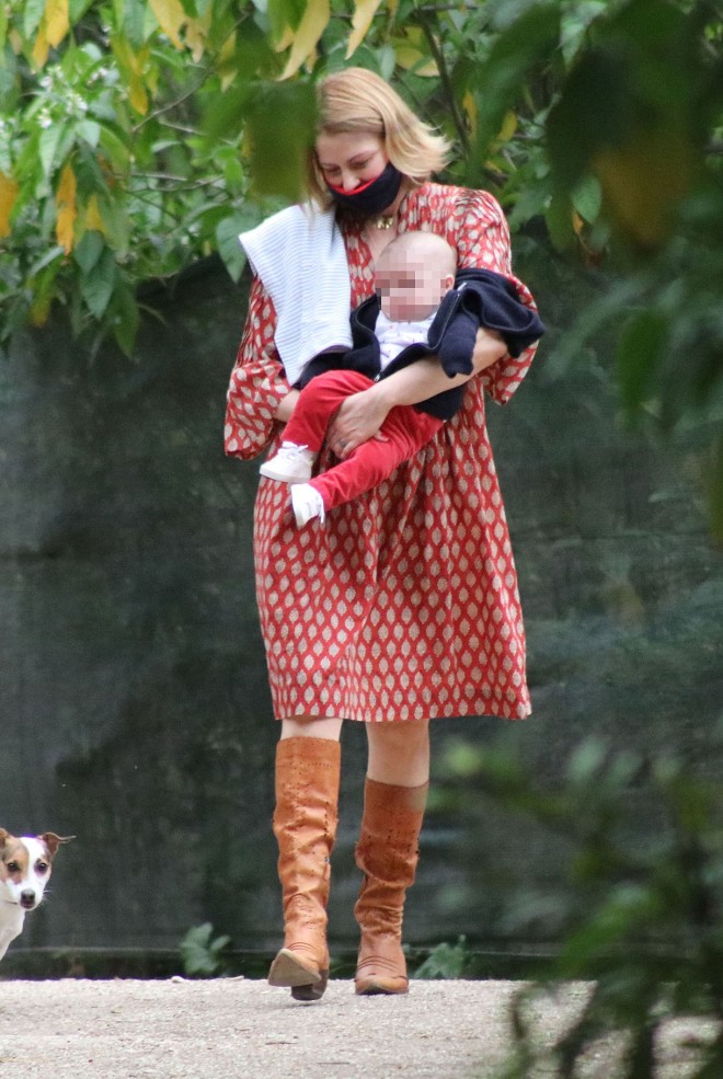 Η Τζένη Μπαλατσινού βόλτα με τον πέντε μηνών γιο της - Ντυμένοι στα ίδια χρώματα! (εικόνες)