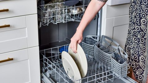 Χρήσιμο tip: Έτσι θα διώξεις την υγρασία από το πλυντήριο πιάτων σου!