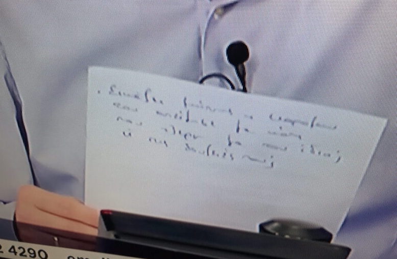 Το έδειξε κατά λάθος η κάμερα: Αυτό έγραφε το χαρτί που τάραξε τη Νικολούλη στον αέρα της εκπομπής για τη δολοφονία της Καρολάιν (εικόνες)
