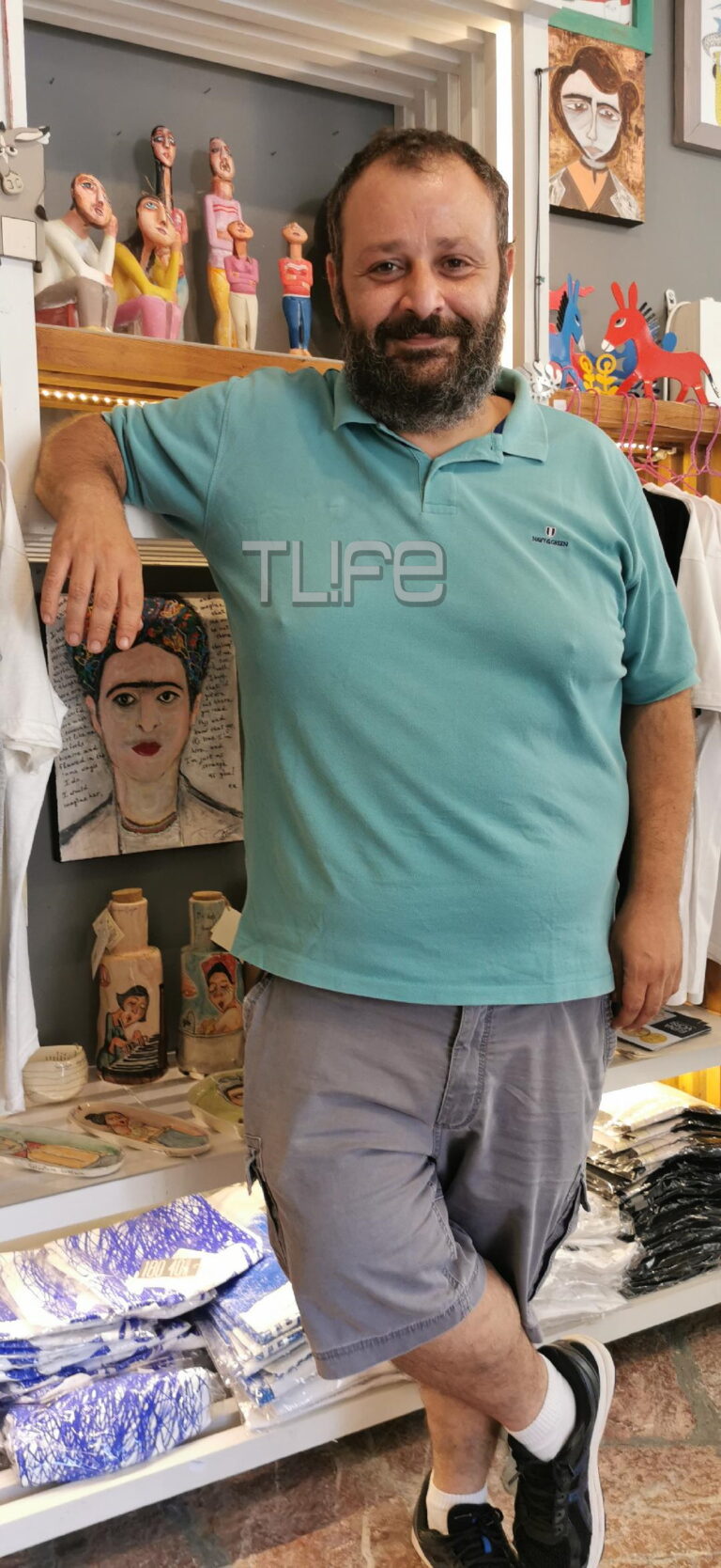 Αγνώριστος ο «Billy» από τη σειρά «Singles» εγκατέλειψε την Αθήνα και έχει κατάστημα με σουβενίρ στην Ύδρα! (εικόνα)