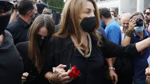 Τόλης Βοσκόπουλος: Συντετριμμένες η σύζυγος του και η κόρη του στο τελευταίο αντίο (εικόνες)