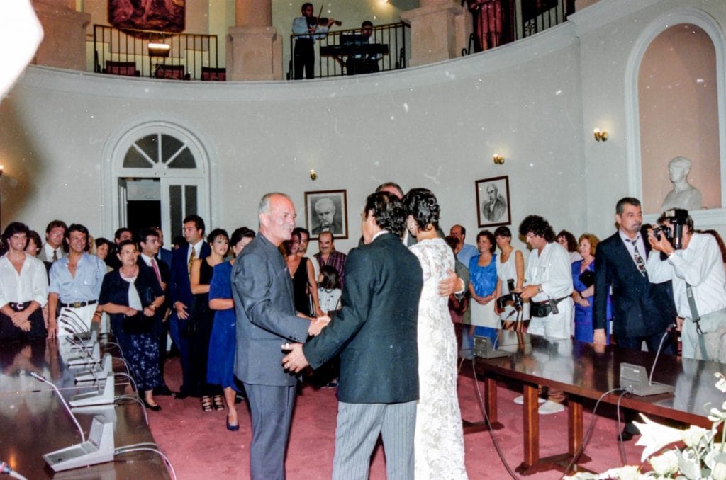 Φωτογραφίες απ’ το γάμο Βοσκόπουλου- Γκερέκου με κουμπάρο τον Κουίκ: Με δαντελένιο νυφικό η νύφη