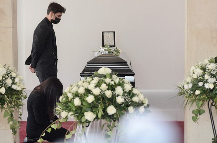 Κηδεία Άκη Τσοχατζόπουλου: Συντετριμμένη η Βίκυ Σταμάτη και ο 14χρονος γιος τους