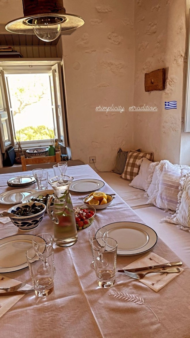 Το παραδοσιακό τραπέζι που ετοίμασε η Τζένη Μπαλατσινού στην Πάτμο- «Μύρισε» Ελλάδα
