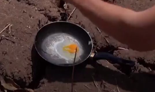 Απίστευτο βίντεο από τη DW για τον καύσωνα στην Ελλάδα: Άνδρας τηγανίζει αυγό στον ήλιο