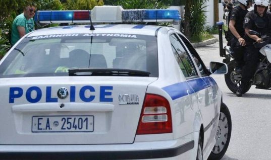 Πάτρα: Συνελήφθη 35χρονη μητέρα που βγήκε το βράδυ για ποτό και άφησε τα παιδιά της κλειδωμένα στο αυτοκίνητο
