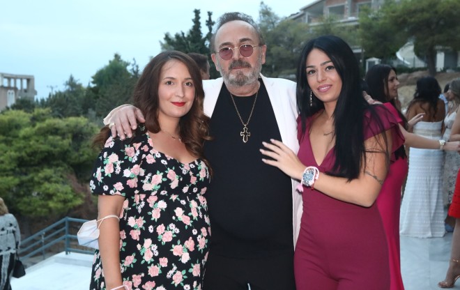 Ο Σταμάτης Γονίδης βάφτισε την κόρη του- Οι διάσημοι καλεσμένοι (εικόνες)