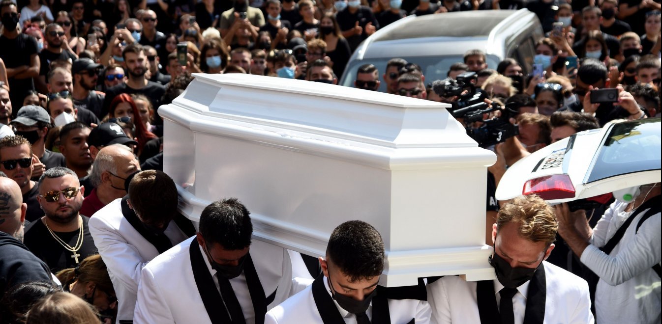 Κηδεία Mad Clip: Συντετριμμένοι συγγενείς και φίλοι- Ράκος η πρώην σύντροφός του, Αρετή (εικόνες)