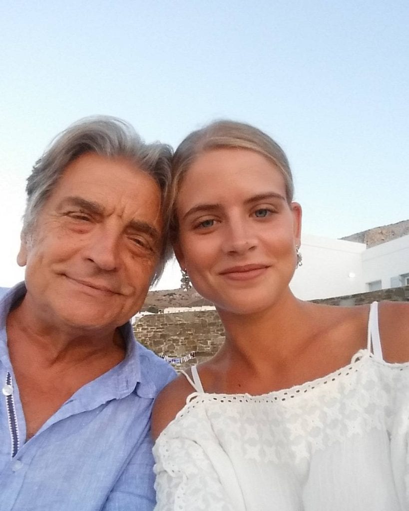Δανάη Μιχαλάκη: Η πρεμιέρα και η σφιχτή αγκαλιά με τον ηθοποιό πατέρα της! (εικόνες)