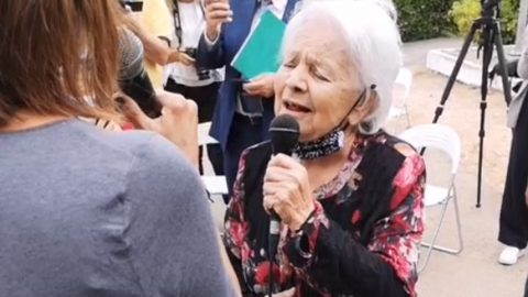 H 85χρονη Μαίρη Λίντα τραγουδά σε εκδήλωση του γηροκομείου όπου ζει και συγκινεί!