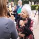 H 85χρονη Μαίρη Λίντα τραγουδά σε εκδήλωση του γηροκομείου όπου ζει και συγκινεί!