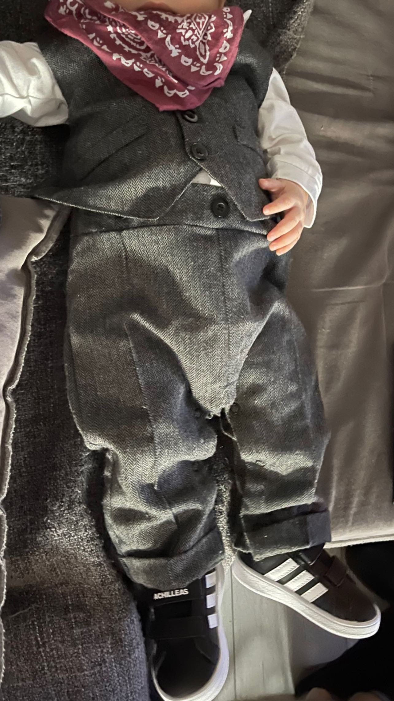 Άκης Πετρετζίκης: Φωτογραφίζει τον γιο του με απίθανο κοστούμι και παπούτσια με το όνομά του! (εικόνα)