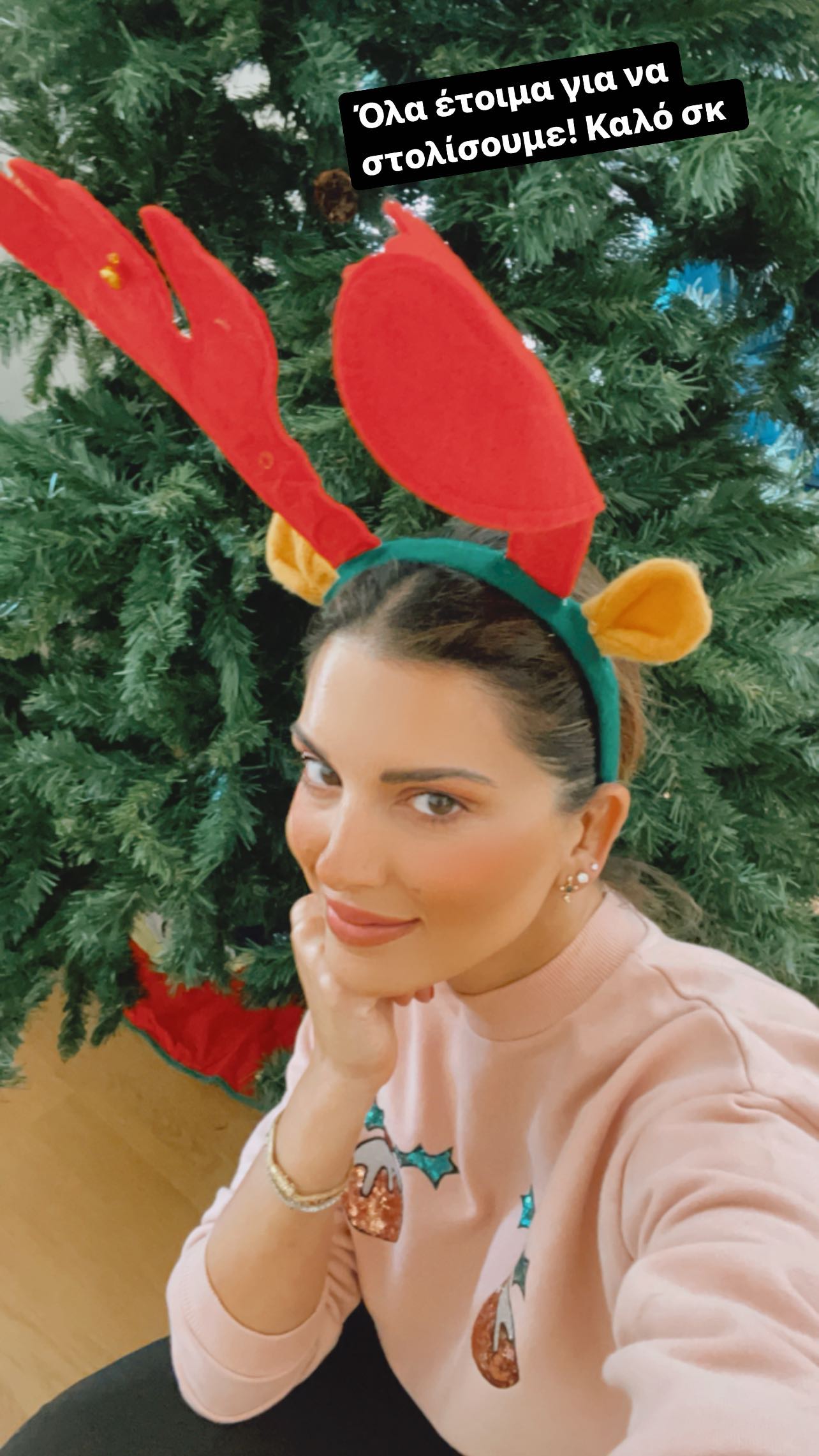 H Σταματίνα Τσιμτσιλή στόλισε μαζί με τα παιδιά της το χριστουγεννιάτικο δέντρο! (εικόνες)