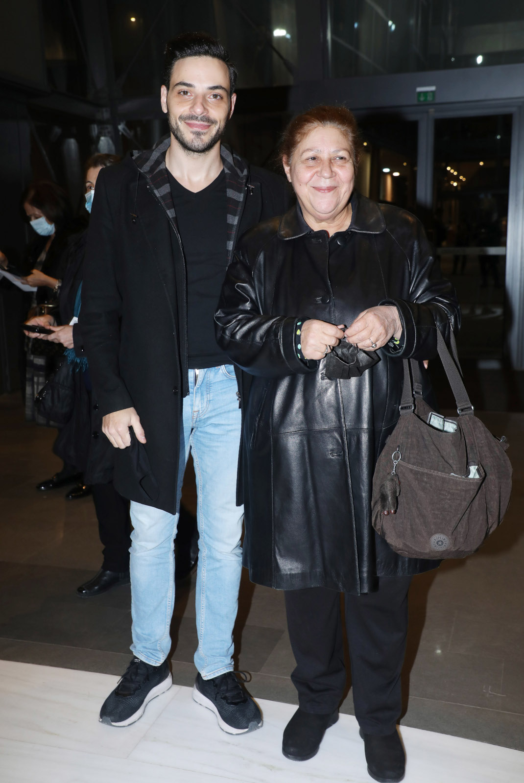 Η Χριστίνα Τσάφου στο θέατρο με τον γιο της- Είναι παντρεμένος με γνωστή ηθοποιό! (εικόνες)