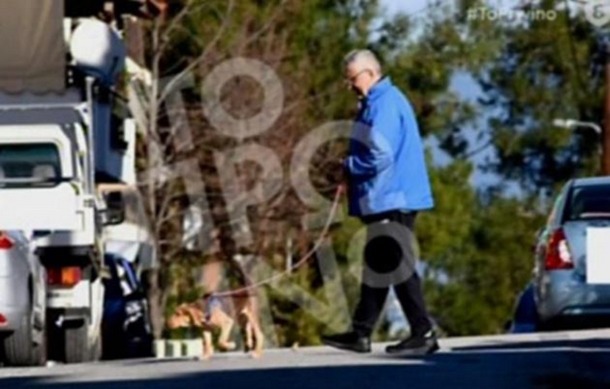 Απίστευτο: Ο Στάθης Παναγιωτόπουλος σε …χαλαρή βόλτα με τον σκύλο του – «Δεν αισθάνεται ντροπή;» (εικόνες)