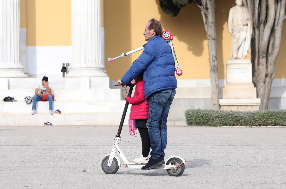 Ο Ντίνος Αυγουστίδης βόλτα με την 5χρονη κόρη του- O αδερφός της, Ορφέας, είχε επιλέξει το όνομα που της έδωσαν! (εικόνες)