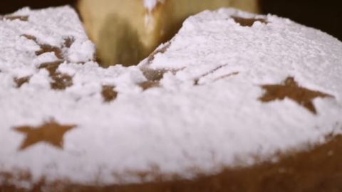 Συνταγή για βασιλόπιτα κέικ από τον Άκη Πετρετζίκη